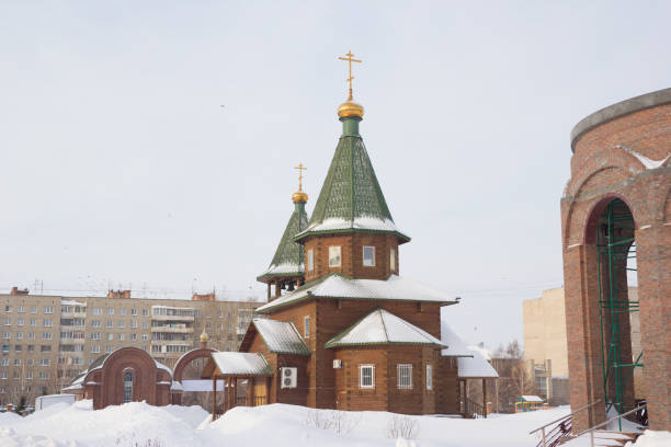 paesaggio invernale con cattedrale in legno della chiesa ortodossa russa - siberia russia russian orthodox orthodox church foto e immagini stock