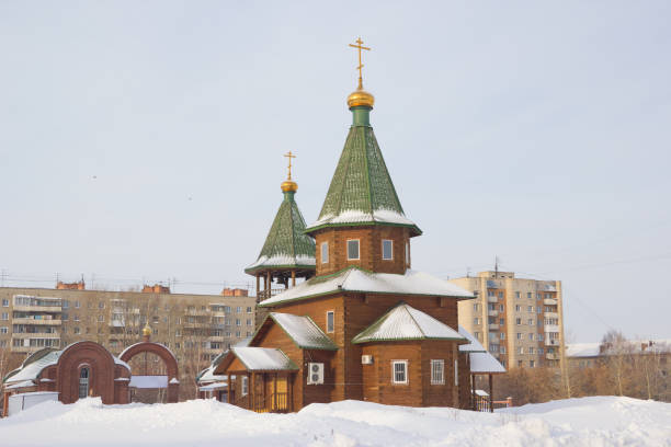 paesaggio invernale con cattedrale in legno della chiesa ortodossa russa - siberia russia russian orthodox orthodox church foto e immagini stock