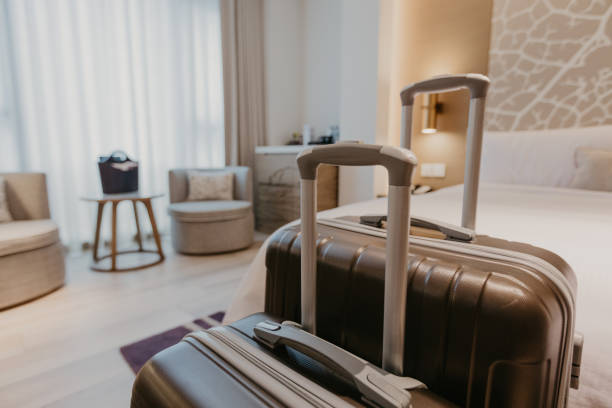 valises dans la chambre d'hôtel légère-image - hotel wireless technology bedroom hotel room photos et images de collection