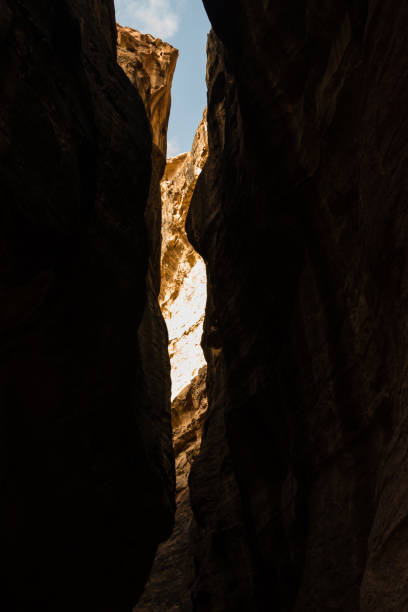 vue du ciel d'al-siq à petra, jordanie. petra est l'une des sept nouvelles merveilles du monde. - new seven wonders of the world photos et images de collection