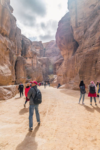 vue d'al-siq à petra, jordanie. petra est l'une des sept nouvelles merveilles du monde. - new seven wonders of the world photos et images de collection