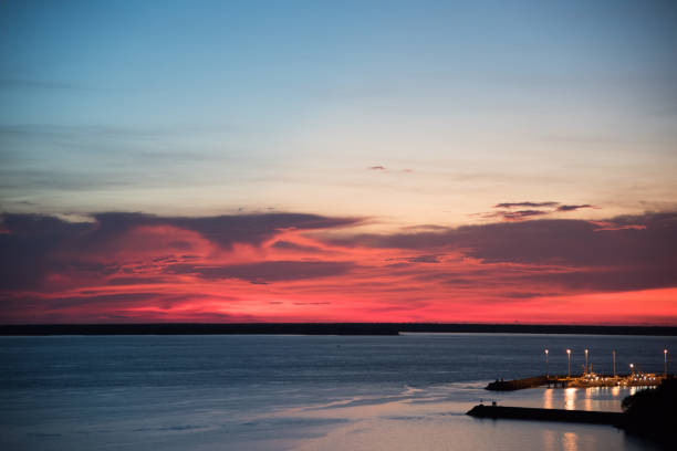 cielo rosso al tramonto su darwin - darwin australia northern territory harbor foto e immagini stock