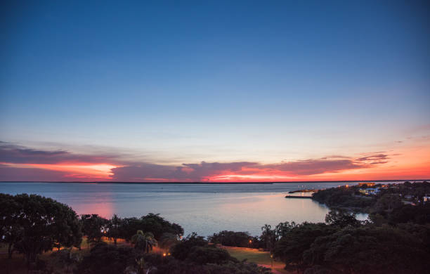 sonnenuntergang: darwin, northern territory - darwin northern territory australia sunset stock-fotos und bilder