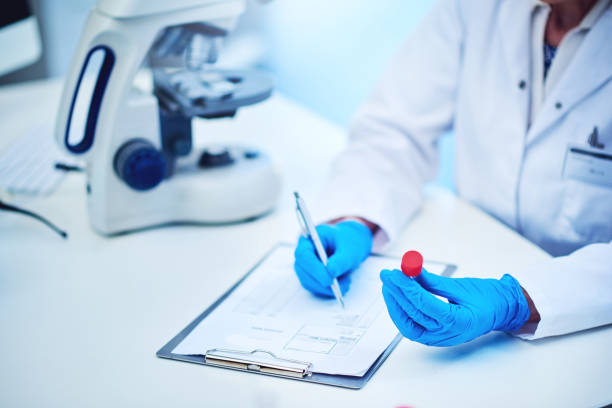 la sangre retiene el secreto de la salud de un paciente - laboratory blood laboratory equipment medical sample fotografías e imágenes de stock
