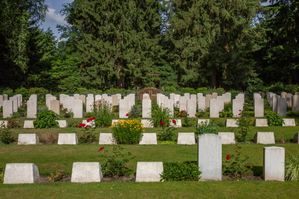 mémorial et tombes de soldats, tombes de guerre - cemetery crossing green grass photos et images de collection