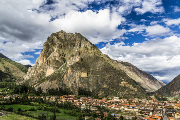 villaggio peruviano ai piedi di un'alta montagna - block the americas mountain peak plateau foto e immagini stock