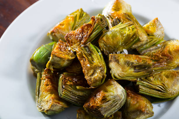 istock Oil-fried cut artichokes 1132216170