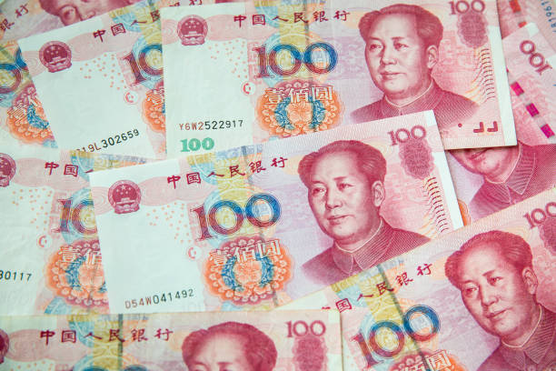 i molti yuan. soldi cina cento yuan bollette . pila di varie valute isolate su sfondo bianco. - coin china japanese currency finance foto e immagini stock