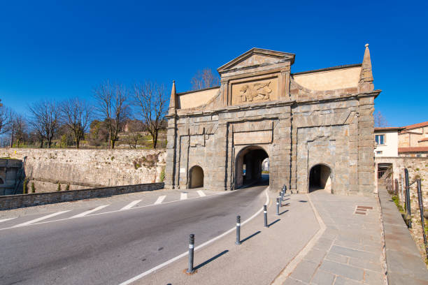 porta de sant'agostino. um dos quatro portões das muralhas venezianas da alta bergamo - augustine - fotografias e filmes do acervo