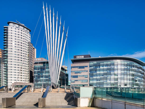 manchester salford quays bbc building y media city footbridge - bbc fotografías e imágenes de stock