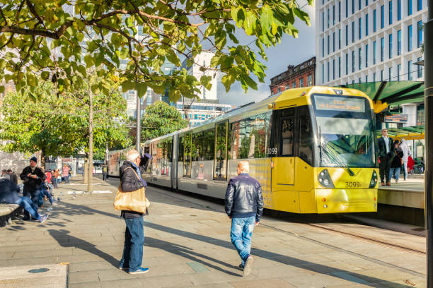 manchester metrolink tram stop st peter es square sunny day - road direction street car stock-fotos und bilder