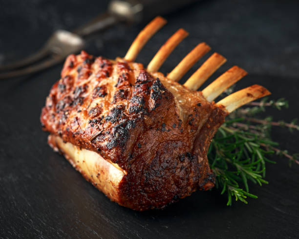 perchero de cordero asado con hierbas en tablero de piedra - veal rack fotografías e imágenes de stock