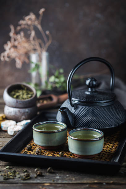 здоровый зеленый чай - tea leaves chinese tea green tea leaf стоковые фото и изображения