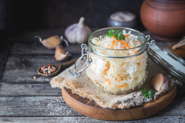 glasgefäß mit hausgemachtem sauerkraut - sauerkraut salad coleslaw cabbage stock-fotos und bilder