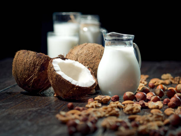 latte non diario fatto in casa - latte di cocco foto e immagini stock
