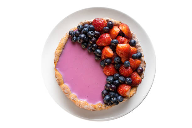 domowe pieczone ciasto jagodowe z truskawką i jagodami - dessert cheesecake gourmet strawberry zdjęcia i obrazy z banku zdjęć