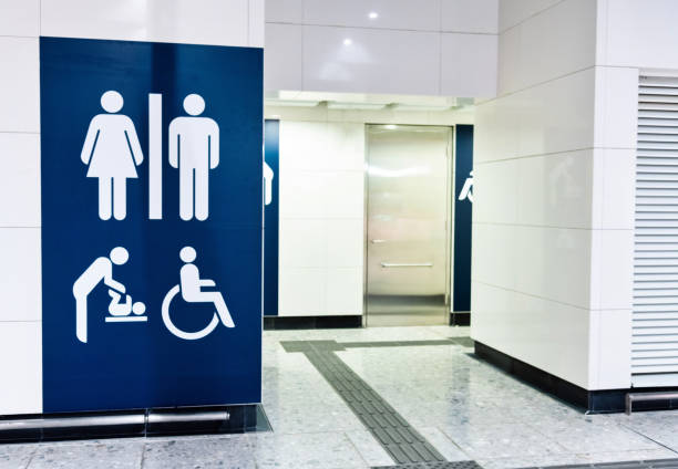 壁に青い公衆トイレの看��板 - public restroom bathroom restroom sign sign ストックフォトと画像
