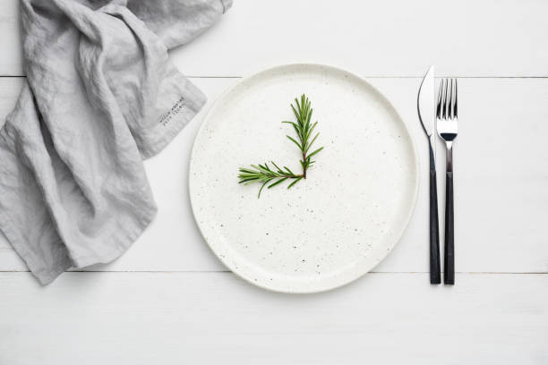 white plate and cutlery on white wooden planks, food background - pano de prato imagens e fotografias de stock