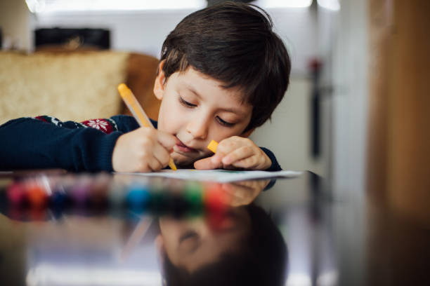 pequeño niño pintando - child drawing fotografías e imágenes de stock