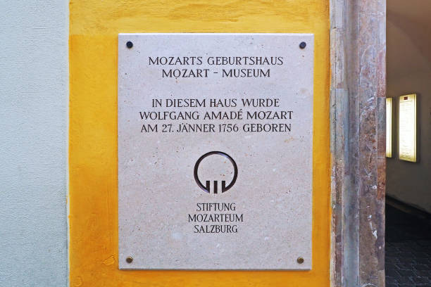 ザルツブルクのモーツァルトの家博物館の看板、オーストリア - getreidegasse ストックフォトと画像