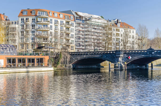 River Spree and the Spree-Bogen with the residential buildings, the restaurantship PATIO and Moabiter bridge Berlin, Germany - February 14, 2019: River Spree embankment Helgolaender Ufer with the Moabiter bridge and the newly designed area Spree-Bogen with the residential buildings and the restaurantship PATIO moabit stock pictures, royalty-free photos & images