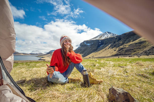 アイスランドの海の近くでキャンプをする若い女性 - camping outdoors iceland red ストックフォトと画像