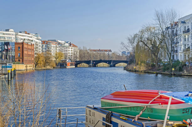 Spree river with the building of the Ernst-Freiberger foundation, the Restaurantship PATIO and Moabiter bridge Berlin, Germany - February 14, 2019: Banks of the river Spree and the newly designed area Spree-Bogen with the building of the Ernst-Freiberger foundation, the Restaurantship PATIO and Moabiter bridge moabit stock pictures, royalty-free photos & images