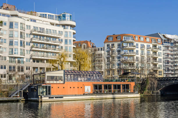 River Spree and the Spree-Bogen with the residential buildings, the restaurantship PATIO and Moabiter bridge Berlin, Germany - February 14, 2019: River Spree embankment Helgolaender Ufer with the Moabiter bridge and the newly designed area Spree-Bogen with the residential buildings and the restaurantship PATIO moabit stock pictures, royalty-free photos & images