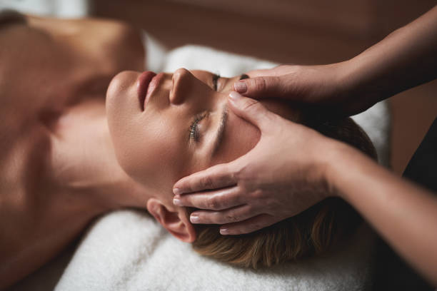 therapeut machen anti-alter stirn falten massage - entspannung stock-fotos und bilder