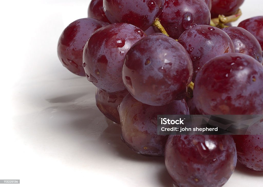 Rojo ramo de las uvas con fregadero - Foto de stock de Agua libre de derechos