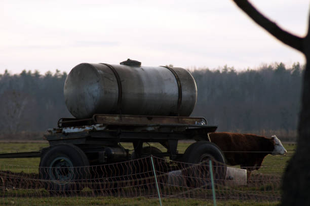 poções de água e veículos comerciais na agricultura pecuária - milk tanker fotos - fotografias e filmes do acervo