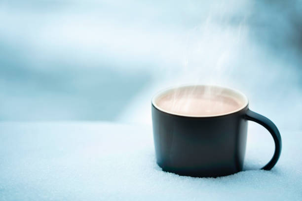 koffie in de sneeuw - cafe snow stockfoto's en -beelden