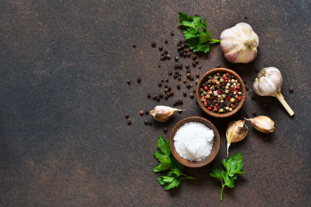 peppersalt negro, rojo y blanco, sal, ajo en un bol de madera. especias clásicas para cocinar. vista desde arriba. - sal condimento fotografías e imágenes de stock