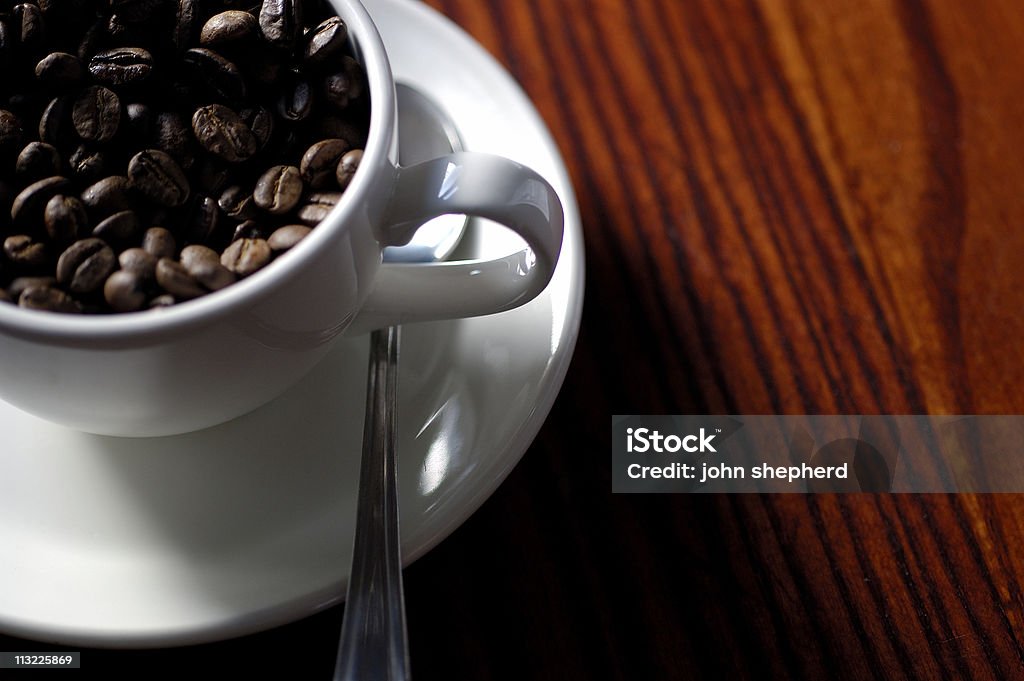 コーヒー豆 - カップのロイヤリティフリーストックフォト