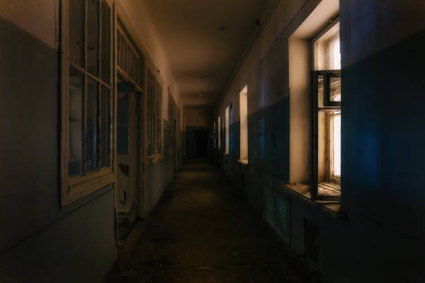 oscuro corredor espeluznante del hospital abandonado por la noche. concepto de horror - spooky corridor horror entrance hall fotografías e imágenes de stock