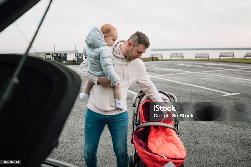 Preparare il passeggino nel parcheggio - Foto stock royalty-free di Carrozzina