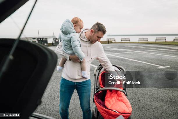 Preparare Il Passeggino Nel Parcheggio - Fotografie stock e altre immagini di Carrozzina - Carrozzina, Bebé, Passeggino