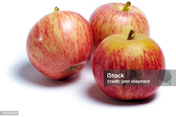 Drei Rote Gesunde Isoliert Äpfel Stockfoto und mehr Bilder von Apfel - Apfel, Drei Gegenstände, Extreme Nahaufnahme