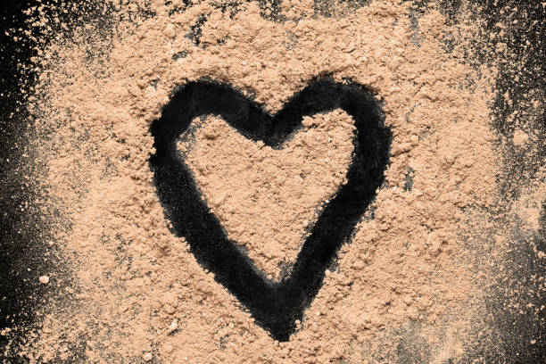 istock Heart shape eyeshadow powder symbol on black background 1132269492