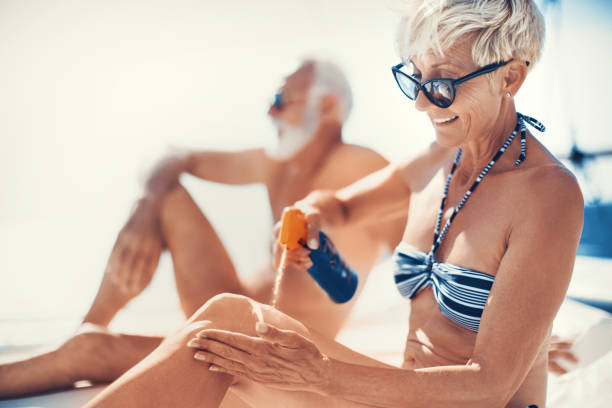 okulary przeciwsłoneczne i filtry przeciwsłoneczne są wystarczająco dobre dla mojej ochrony. - senior adult women adult tan zdjęcia i obrazy z banku zdjęć