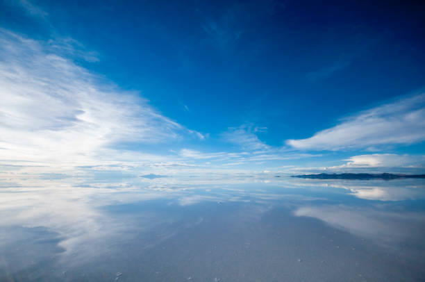 uyuni in bolivia come volontaria - salt flat foto e immagini stock