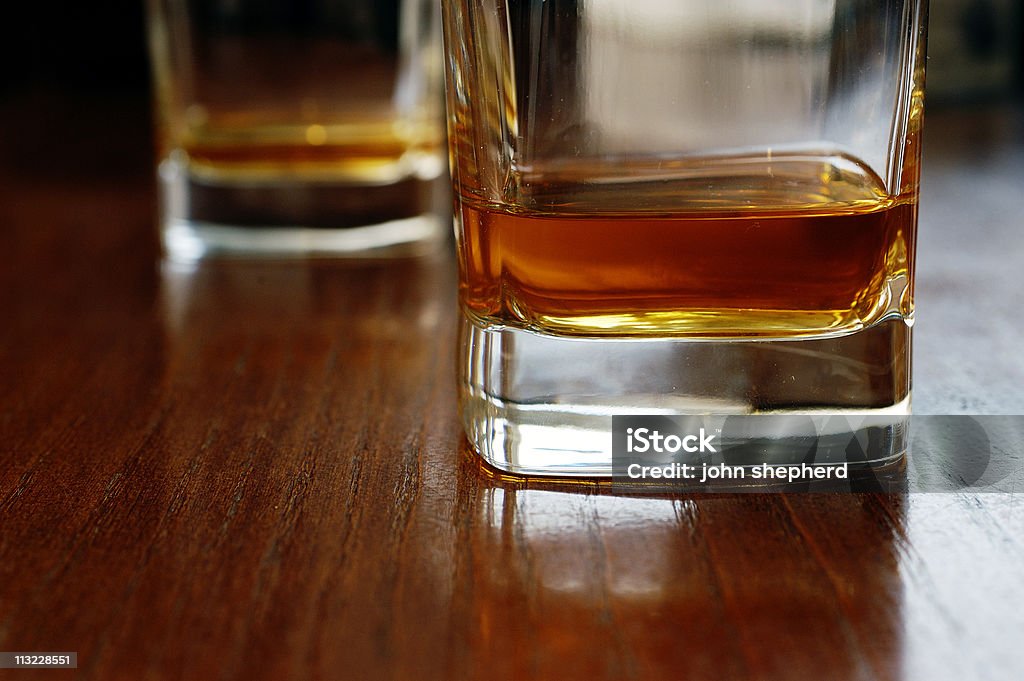 Zwei Gläser whiskey auf dunklem Tisch - Lizenzfrei Alkoholisches Getränk Stock-Foto