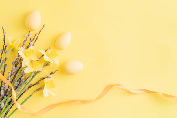 flat lay pascua composición - yellow easter daffodil religious celebration fotografías e imágenes de stock
