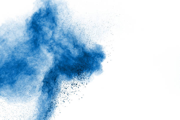 흰색 바탕에 추상 블루 먼지 폭발. 파란색 입자의 튀는 움직임을 동결. 홀리 축제에 그려진. - combusted 뉴스 사진 이미지