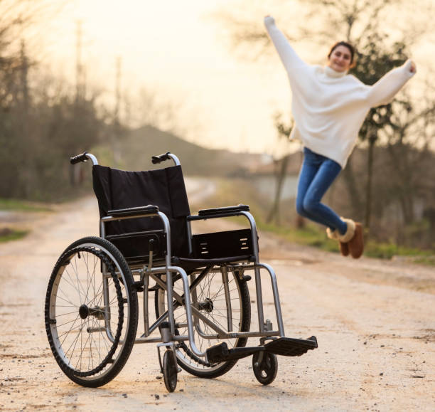 車椅子から飛び降りている若い女性 - restoring beginnings restart recovery ストックフォトと画像