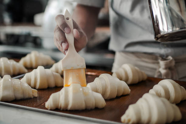 preparar croissant para hornear - cruasán fotografías e imágenes de stock