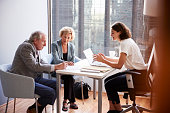 seniorenbeiweisungsdokument-in-begegnung-mit-finanzberaterin-im-amt.jpg?b=1&s=170x170&k=20&c=t3uSzIllbsOJMhxdJnLlVd9-5WpJk7za84Dq64DfPVg=