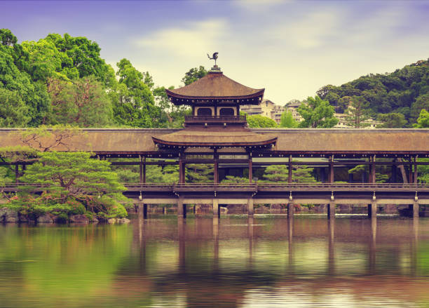 日本庭園の池の水に映る木造橋 - 平安神宮 写真 ストックフォトと画像