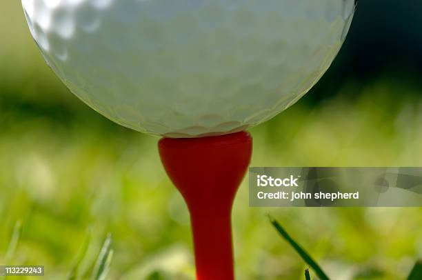 Makro Piłka Do Golfa Na Tee Przed Toff - zdjęcia stockowe i więcej obrazów Bliskie zbliżenie - Bliskie zbliżenie, Fotografika, Golf - Sport