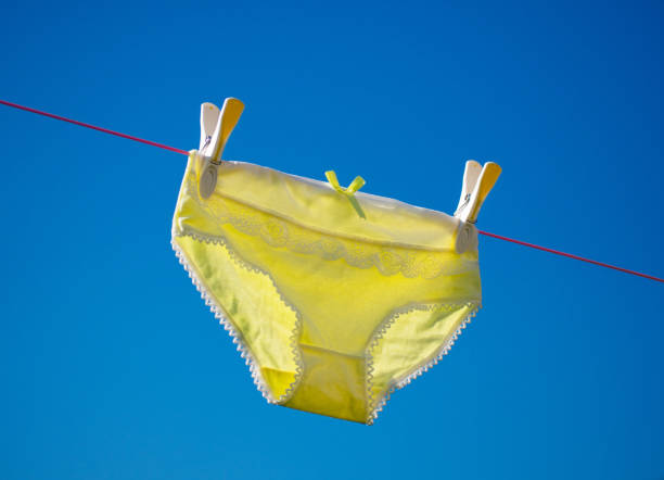 culotte jaune séchage sur la ligne de lavage. - underwear photos et images de collection